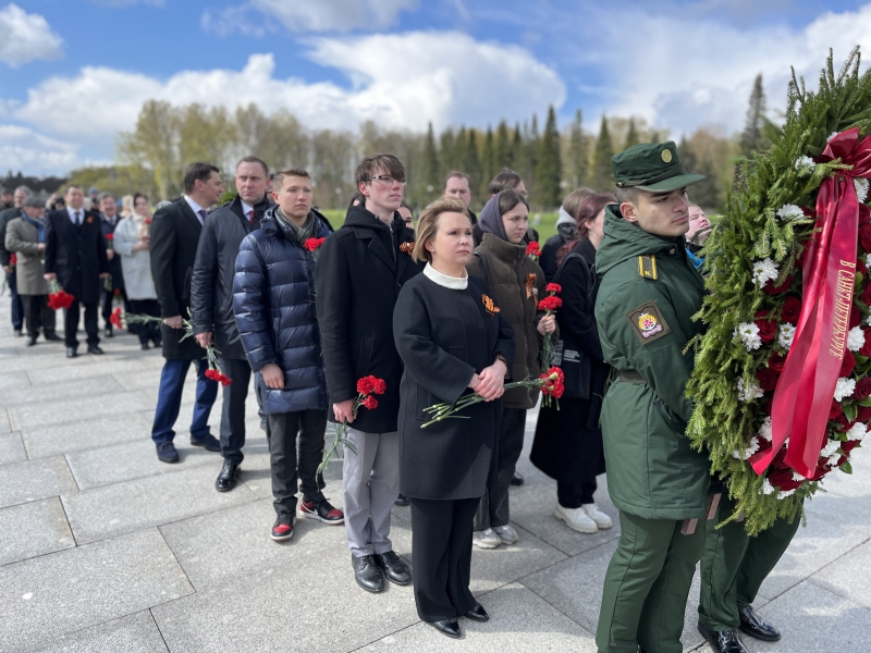 Торжественно-траурная церемония возложения цветов на Пискаревском мемориальном кладбище